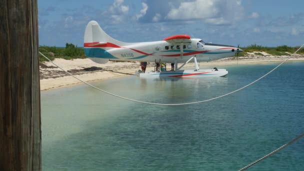佛罗里达群岛 2019年8月 一架载有乘客的水上飞机在美国国家公园里被稳定地击中 — 图库视频影像