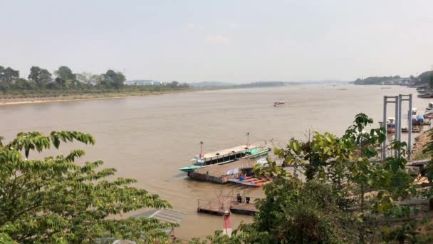 北タイ 2018年3月 ラオス国境航路を利用したボートでメコン川の手持ち撮影 — ストック動画
