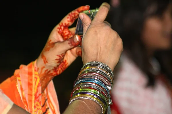 Mano Una Mujer Con Tatuaje Henna Brazaletes Rojos Tomando Fotos — Foto de Stock