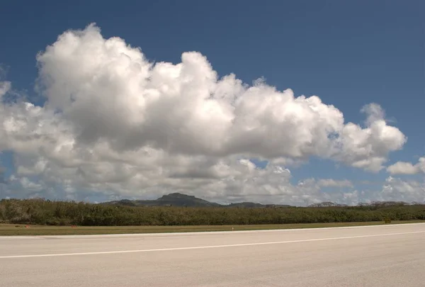 Gruesas Nubes Blancas Los Cielos Sobre Pista Del Aeropuerto Internacional — Foto de Stock