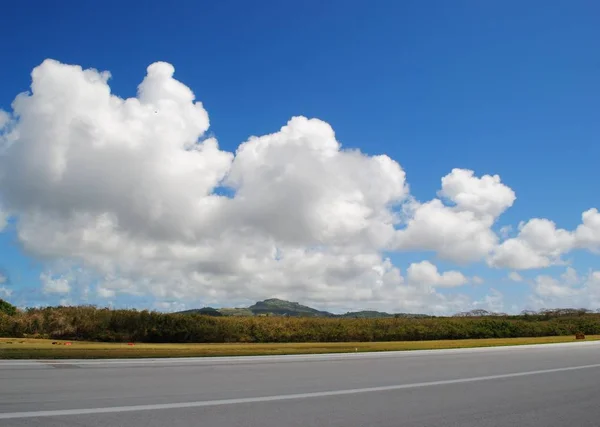 Средний Широкий Снимок Толстых Белых Облаков Небе Над Взлетно Посадочной — стоковое фото