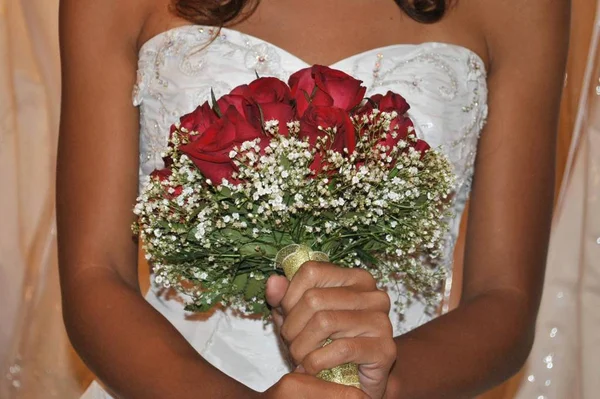 Mireasa Care Ține Buchet Trandafiri Roșii — Fotografie, imagine de stoc