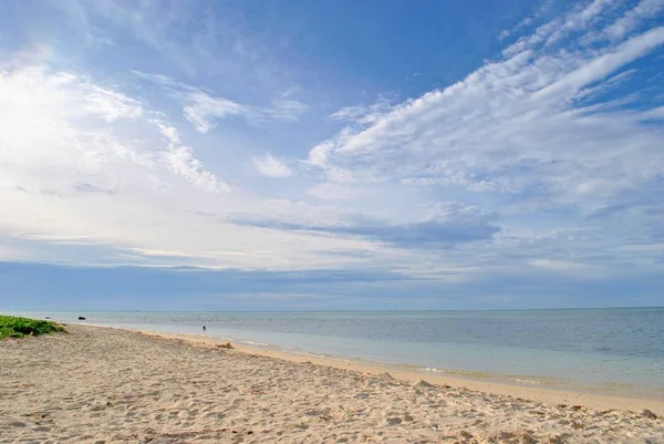 Тропічний Пляж Дрібним Білим Піском Чудовими Хмарами — стокове фото