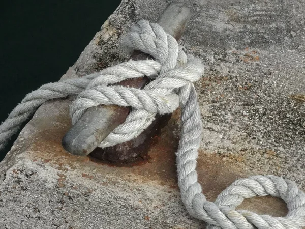 Close White Nautical Ropes Tied Dock — ストック写真