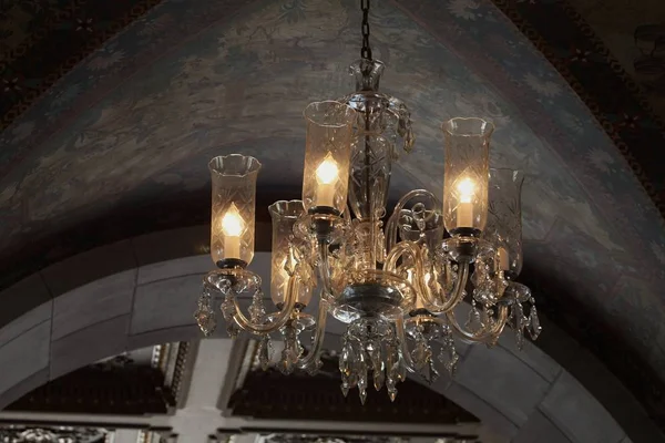 Jasne Żarówki Świecące Żyrandola Sufitu — Zdjęcie stockowe