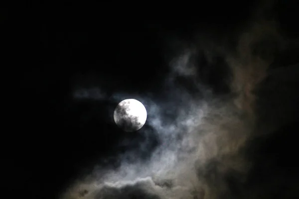 Pleine Lune Dessus Des Nuages Blancs Dans Ciel Sombre — Photo