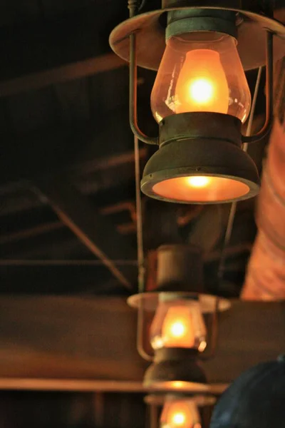 Strzał Górę Oświetlonych Rocznika Rocznika Odcienie Lamp Olejowych Żarówek Wewnątrz — Zdjęcie stockowe