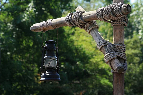 Onbelichte Olielamp Hangend Aan Een Touwgebonden Paal — Stockfoto