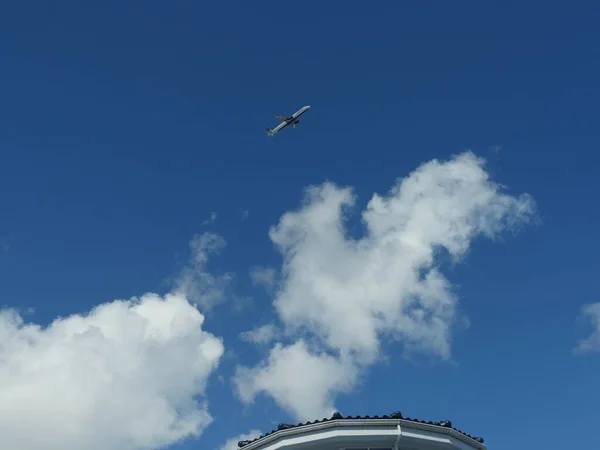 Όμορφα Άσπρα Σύννεφα Στον Γαλάζιο Ουρανό Ένα Αεροπλάνο Πετάει Από — Φωτογραφία Αρχείου
