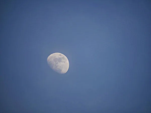 Vue Une Lune Gibbeuse Fond Bleu Ciel — Photo