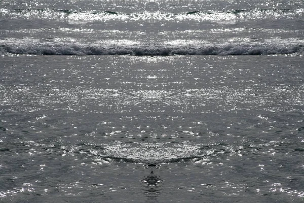 Scatto Crepuscolare Della Spiaggia Scintillante Argento Ritagliato — Foto Stock