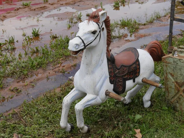 Brinquedo Cavalo Madeira Branco Vendido Mercado Pulgas — Fotografia de Stock