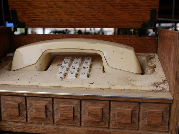 Βρώμικη Παλιά Τηλεφωνική Μονάδα Μια Ξύλινη Θήκη Ένα Παζάρι — Φωτογραφία Αρχείου