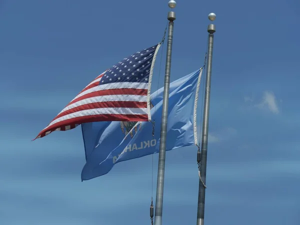 アメリカ合衆国とオクラホマ州の旗は風に乗って飛んでいる — ストック写真