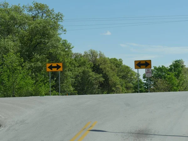 Señales Carretera Con Flechas Hacia Direcciones Opuestas —  Fotos de Stock