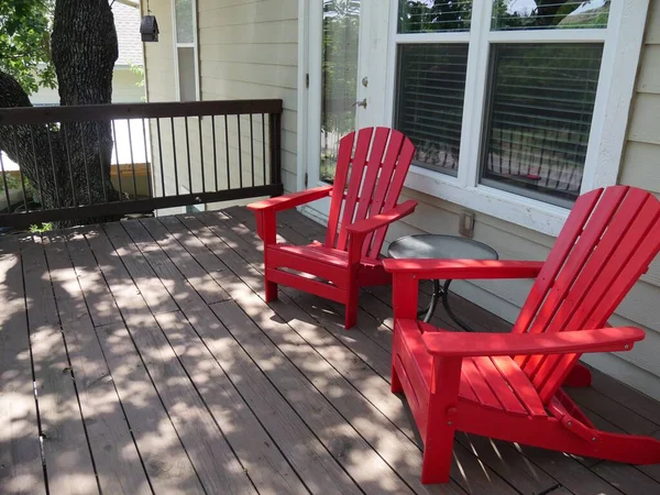 Assentos Madeira Vermelhos Confortáveis Largos Varanda Uma Estrutura — Fotografia de Stock