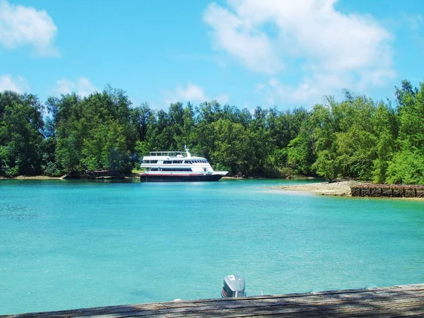 Голубые Воды Лагуны Яхтой Пришвартованной Водах Пелелиу Палау — стоковое фото