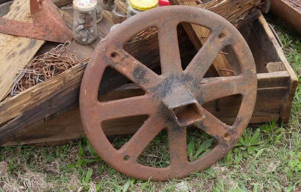 Close Old Rusty Wagon Wheel Other Junk Flea Market — Stockfoto