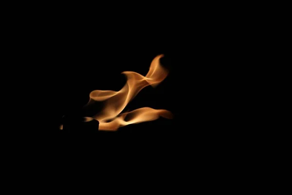 Широкий Снимок Пламени Раздувающегося Ветру — стоковое фото