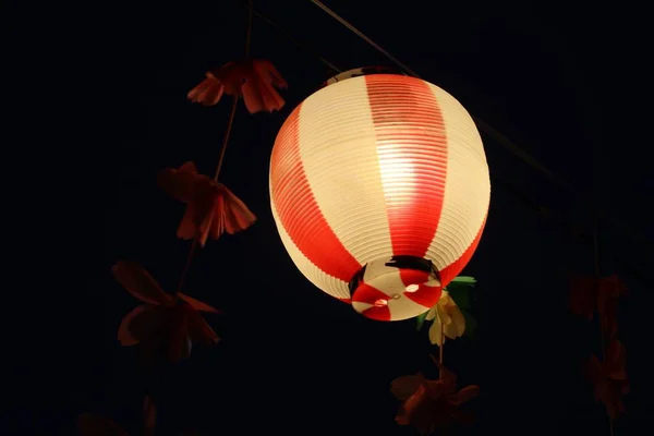 Tiro Ascendente Uma Lanterna Japonesa Vermelha Branca Fundo Escuro — Fotografia de Stock