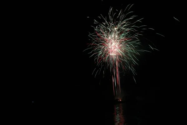 Groene Rode Explosie Van Kleuren Van Vuurwerk — Stockfoto