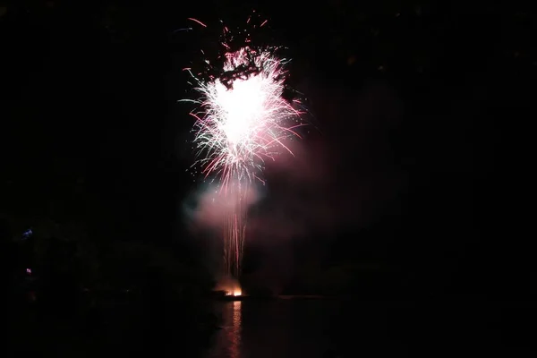 Feux Artifice Explosant Dans Ciel Reflets Dans Eau — Photo