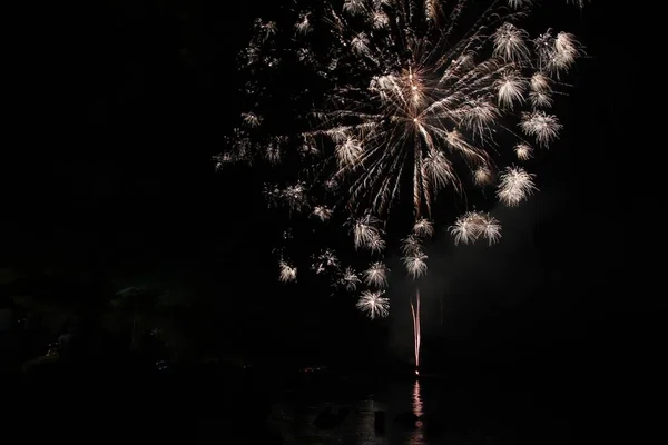 Éclatement Feux Artifice Dans Ciel Avec Réflexion Dans Eau — Photo