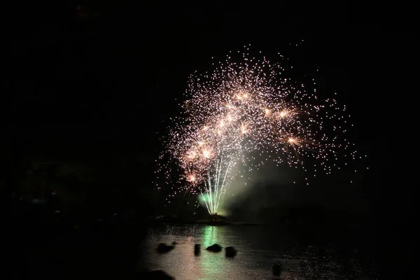 水面に映る壮大な花火 — ストック写真