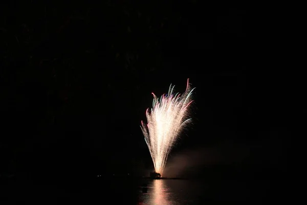 Plan Lointain Feux Artifice Dans Ciel Reflété Dans Les Eaux — Photo