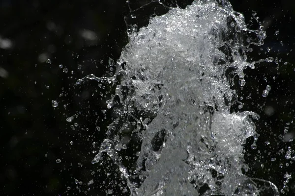 Close Water Fountain Frozen Air Dark Background — Stockfoto