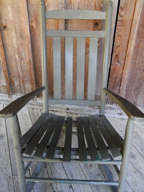Eski ahşap sandalye, kesilmiş ön atış.