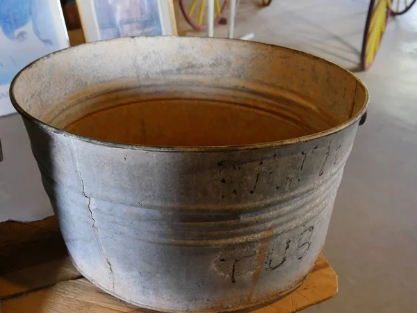 Old Rusty Tin Tub Pail Displayed Sale Flea Market — Stockfoto