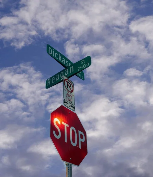 Foto Hacia Arriba Una Señal Stop Nombres Calles Una Intersección — Foto de Stock