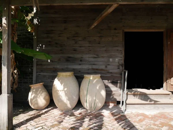 Frascos Barro Grandes Fuera Una Antigua Estructura Madera — Foto de Stock