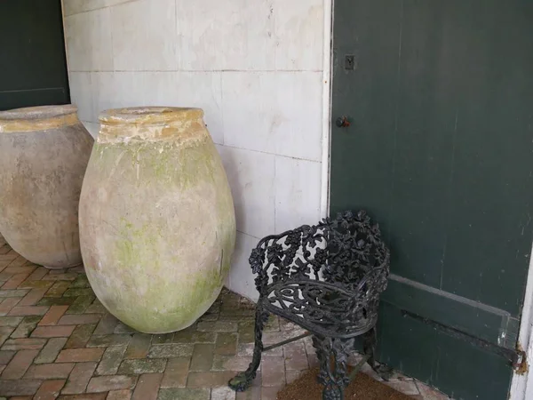 Macetas Decorativas Barro Grande Una Silla Antigua — Foto de Stock