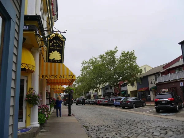 Newport Rhode Island September 2017 Colorful Stores Restaurants Cobblestone Street — Stock Photo, Image