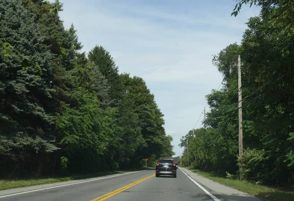 Jamestown Rhode Island September 2017 Vehicle Travels Tree Lined Road — ストック写真