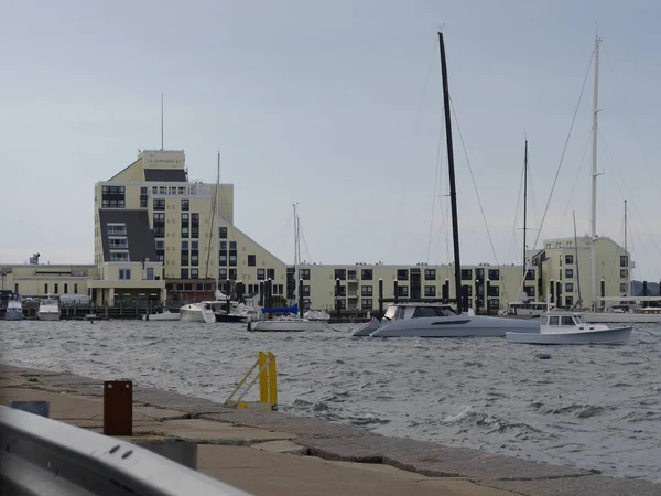 Newport Rhode Island Septiembre 2017 Edificios Condominios Veleros Atracados Puerto —  Fotos de Stock