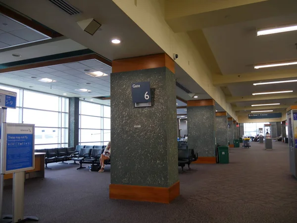 Warwick Rhode Island Septembre 2017 Portes Départ Intérieur Aéroport Vert — Photo