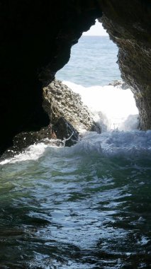 Deniz suyu, Filipinler 'in Davao Oriental bölgesindeki Cape Agustin' deki Son Ada 'ya bakan bir kayanın yarığından akar.. 