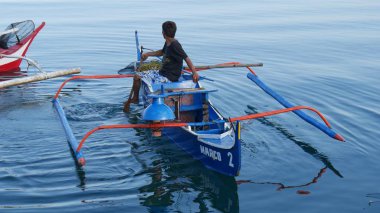 Banay Banay, Davao Oriental, Filipinler - Mart 2016: Filipinlerin güneyindeki Punta Linao balıkçı köyünde mavi bir balıkçı teknesine bindi.