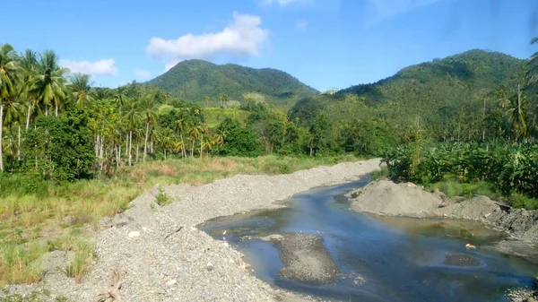 Частично Высохшая Река Живописными Горами Заднем Плане Юге Филиппин — стоковое фото