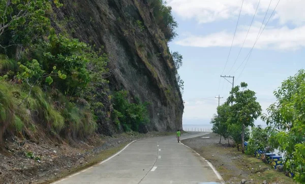 菲律宾达沃东方省 2016年3月 在达沃东方省总督达沃东方省以悬崖和海洋为界的蜿蜒铺面公路 — 图库照片