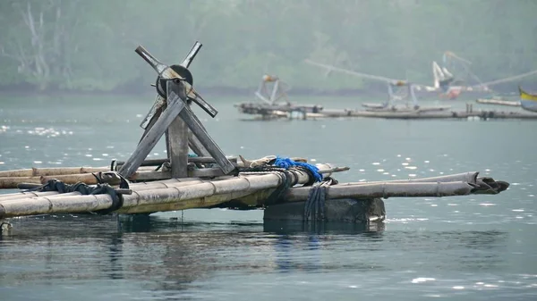 Jangada Bambu Flutuando Pneus Borracha Uma Aldeia Pescadores Parte Sul — Fotografia de Stock