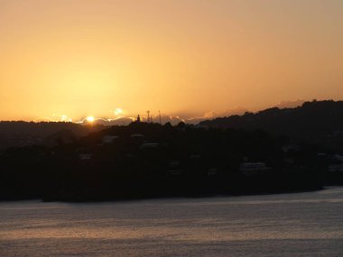 Karayip Adaları 'ndaki St. Lucia üzerinde güzel bir gündoğumu doğar..