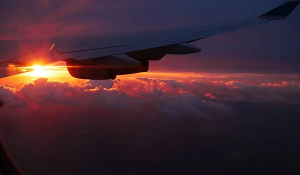 Небо Горит Рано Утром Восход Солнца Ломается Крыльями Самолета — стоковое фото