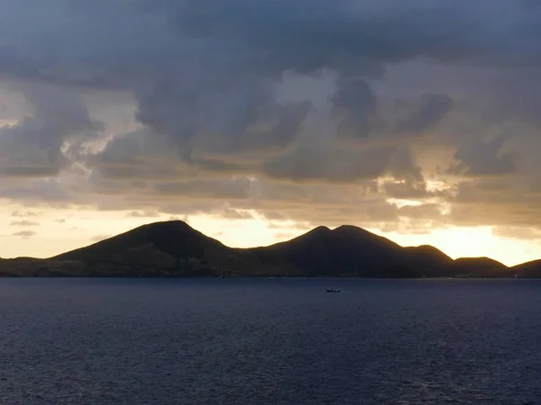 Nuages Spectaculaires Dessus Des Montagnes Lever Soleil Sur Sainte Lucie — Photo