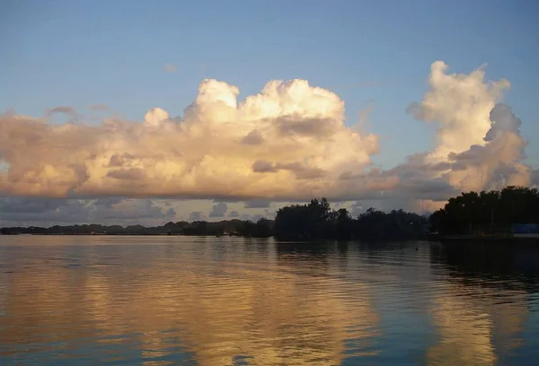Gyönyörű Felhők Tükröződnek Palau Érintetlen Vizeiben Naplementekor — Stock Fotó