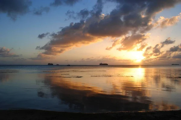 Pôr Sol Impressionante Nuvens Lindas Refletidas Lagoa Saipan Ilhas Marianas — Fotografia de Stock