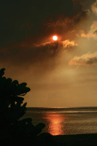 Een Donker Dramatische Zonsondergang Die Gouden Reflecties Zee Werpt — Stockfoto